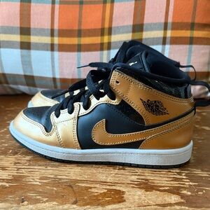 AIR JORDAN 1 MID SE GS 'Metallic Gold Black' Patent Leather size 2Y